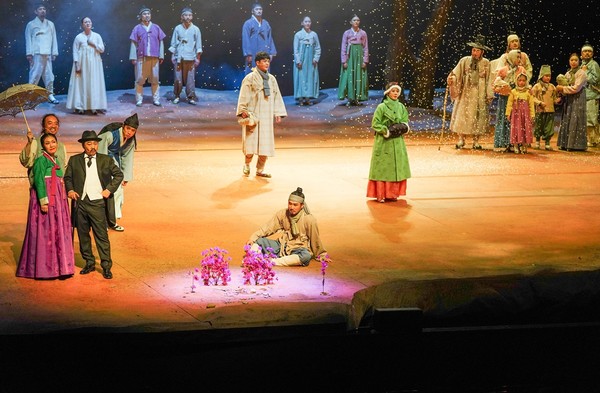 지난 9일 경남문화예술회관에서 펼쳐진 경남도립극단 창단공연 토지