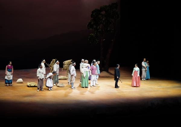 지난 9일 경남문화예술회관에서 펼쳐진 경남도립극단 창단공연 토지