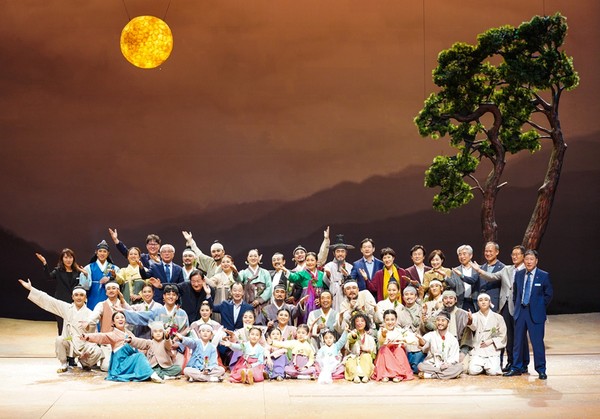 창단공연 토지가 막을 내린 뒤 내빈들과 기념촬영