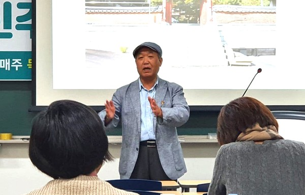 지난 6일 2020년 진주시민 자치학교에서 강연을 펴고 있는 조창래 역사진주시민모임 공동대표
