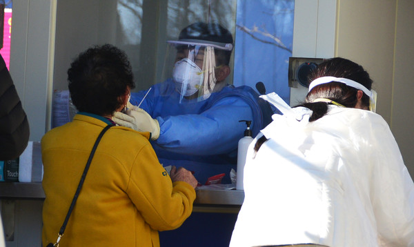 진주시 선별진료소에서 코로나19 진단검사가 진행 중이다 (사진 제공 = 진주신문)