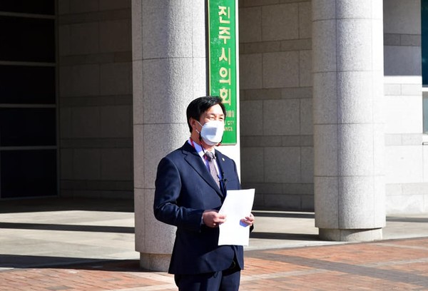 30일 진주시의회 앞에서 기자회견에 나선 류재수 진주시의원(진보당) [사진=김준형]