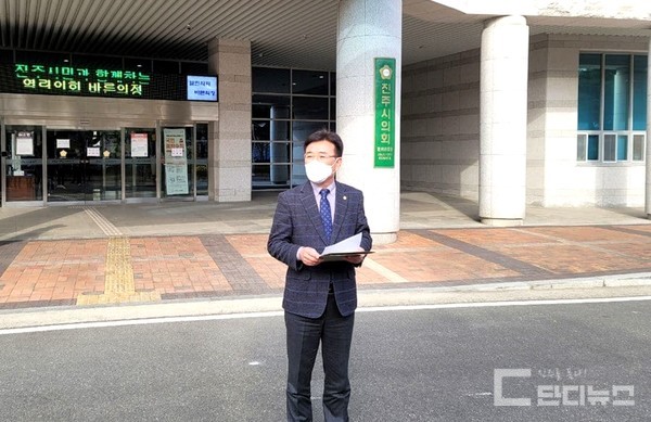 진주 이통장 제주연수 발 코로나19 확산으로 힘겨운 시민들의 고통을 분담하자며, 시의원들의 수당 반납(50%/3개월)을 제안하고 있는 이현욱 진주시의원(무소속)