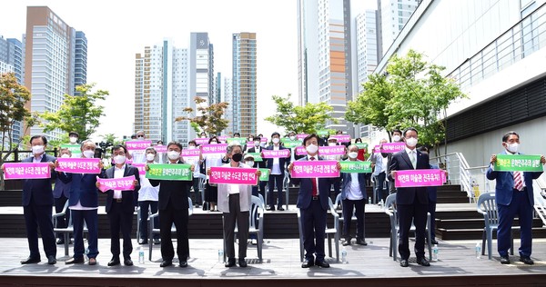 진주시는 1일 '이건희 미술관 유치위원회’ 출범식을 갖고 이건희 미술관의 본격적인 유치활동에 나섰다.