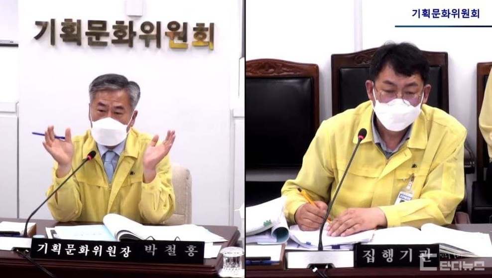 박철홍 의원(민주당/좌), 박성진 문화예술과장(우)