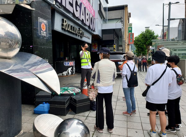 메가박스 형평운동기념비 앞에서 진주 유월민주항쟁의 역사를 설명하는 김임섭 해설가.