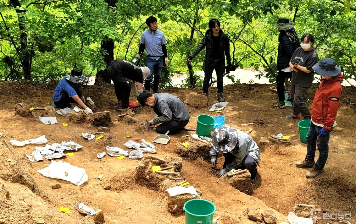 10일 진주 명석면 관지리 한 야산(화령골)에서 한국전쟁 전후 학살된 민간인 희생자의 유해가 발굴되고 있다.