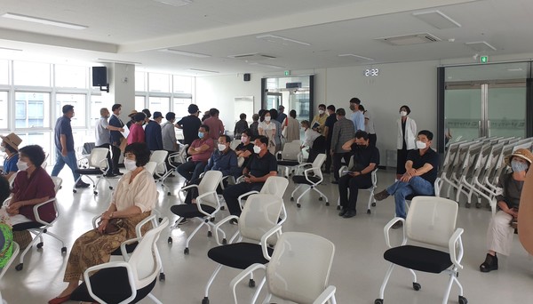 일부 주민들은 시 관계자에게 항의하다 설명회 중간에 퇴장했다. 