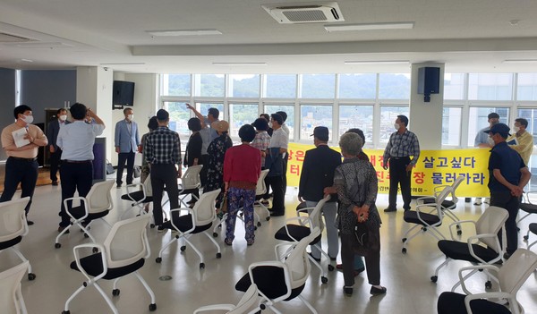 진주시가 조규일 시장의 공약사업으로 남강변 다목적문화센터 건립사업을 추진하고 있지만, 해당 사업은 센터 건립 예정지 주민들 중 일부의 반대로 난항을 겪고 있다.