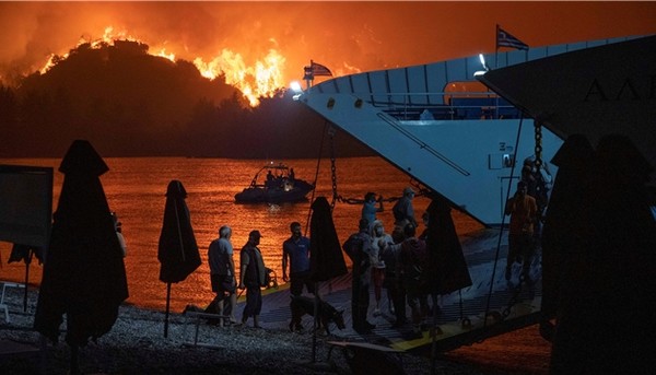  그리스 에비아 섬의 대형 산불로 주민들이 대피하는 모습 [사진: Sky news]