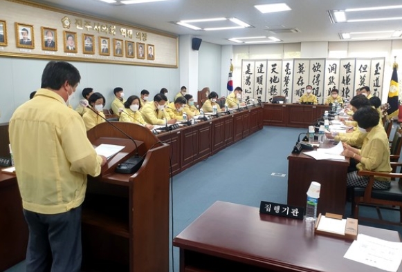 류재수 시의원이 진주시의회 임시회에서 ‘진주시 공직자 부동산투기 방지 조례안’에 대해 설명하고 있다.