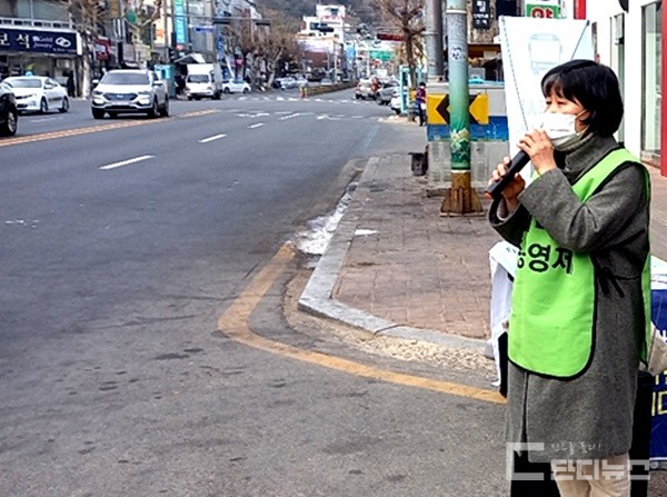 성종남 운동본부 집행위원이 거리에서 서명운동을 진행 중에 있다.
