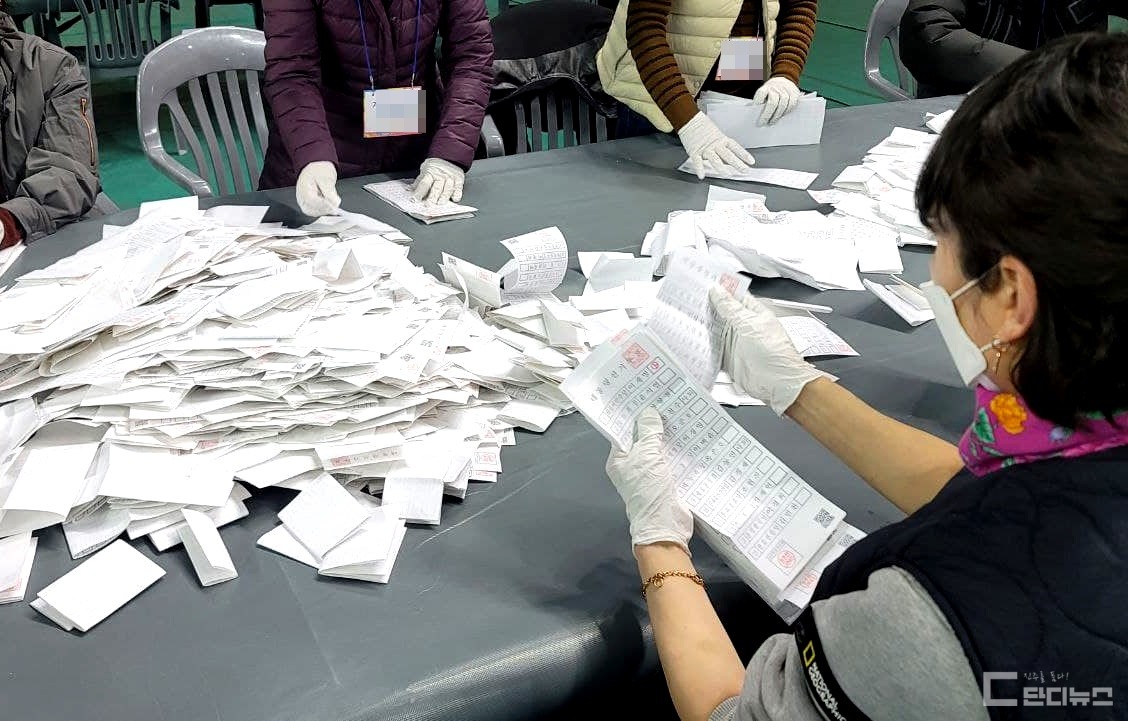 지난 9일 진주 실내체육관(초전동)에서 개표작업이 진행되고 있다.