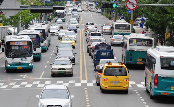 시내버스가 도로 위를 달리고 있다.