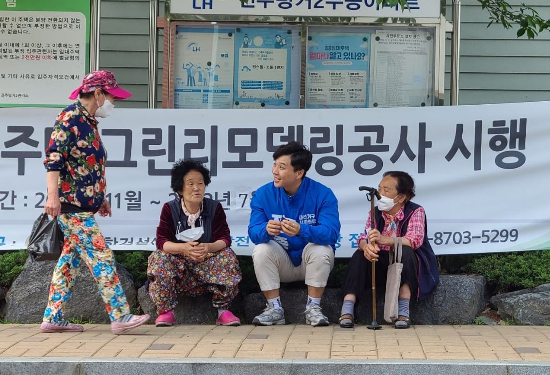 시민들과 이야기를 나누고 있는 전종현 진주시의원 후보(더불어민주당)