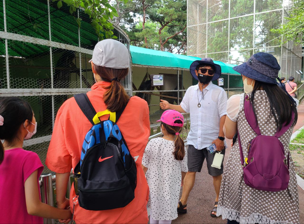 이정현 전북환경운동연합 사무처장의 설명을 듣고 있는 참가자들