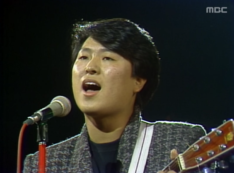 1987년 제11회 대학가요제 당시 무대에서 푸른소리 멤버로 열창 중인 김범규 씨. 무려 35년 전 이야기다. [사진=유튜브 갈무리]