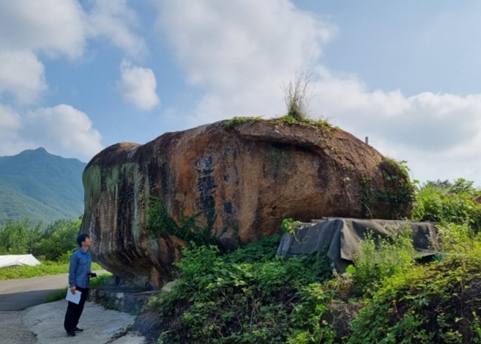 경남 창녕군 계성면 사은암. 산 중턱에 있는데 고인돌을 닮았다.