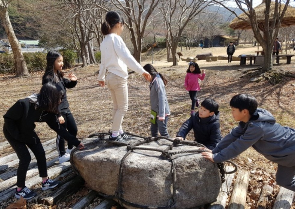 전남 순천 고인돌공원. 고인돌을 옮기는 모습