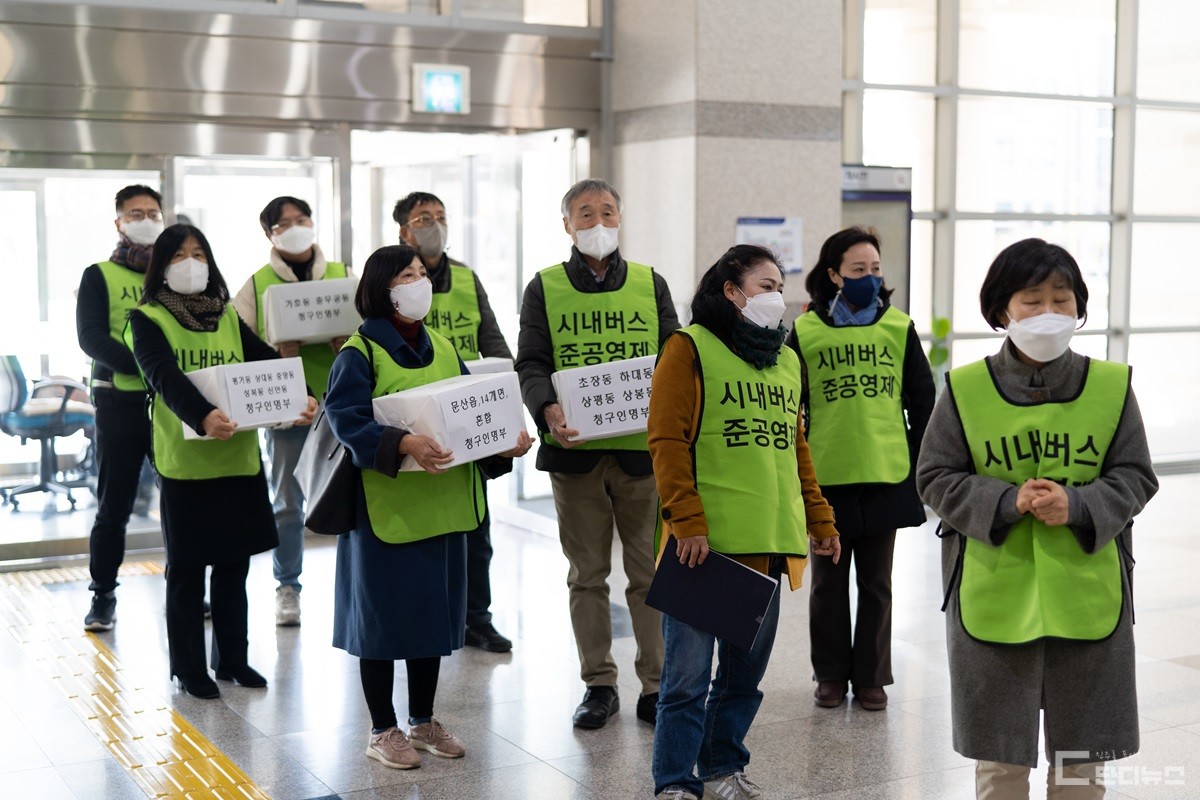 2022년 2월 조례 발안을 위해 청구인 명부를 들고 진주시의회를 방문한 시민들 [사진=단디뉴스DB]