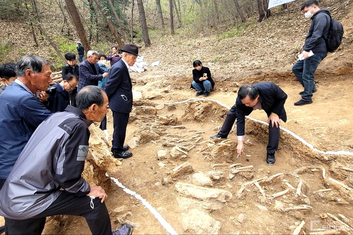 이호형 동방문화재연구원장이 유족들에게 발굴된 유해, 유실물을 설명하고 있다.
