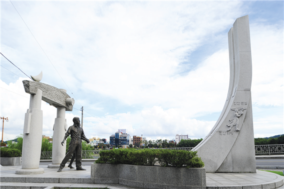 형평운동기념탑. 지금은 경남문화예술회관 앞 광장으로 자리를 옮겼다.