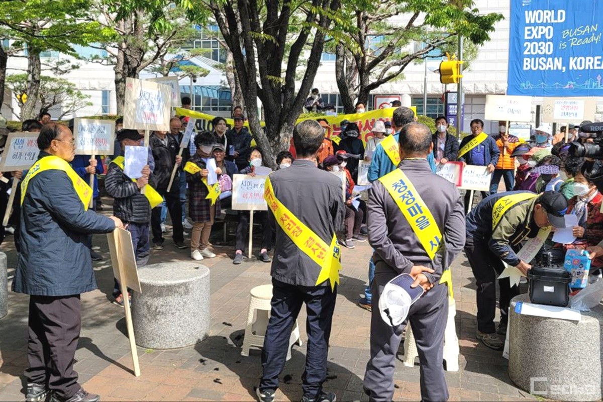 사봉면 주민들이 폐기물 업체의 사업계획서를 승인하지 말라며, 지난 10일 진주시청 앞 광장에서 집회를 열고 있다. 