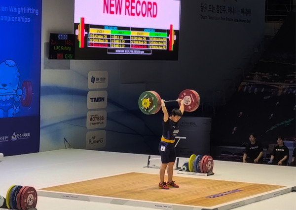 진주아시아역도선수권대회에서 세계 신기록을 기록한 리아오 구이팡 선수