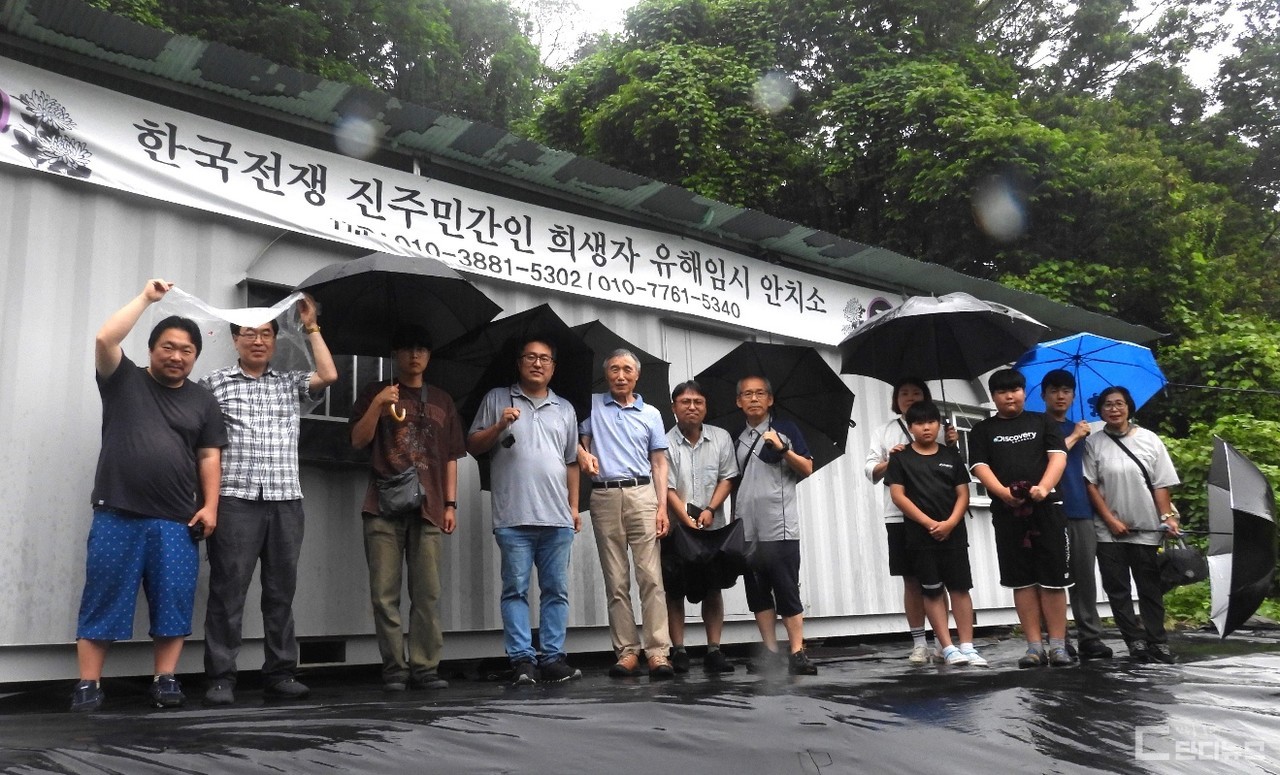 강연과 답사에 참석한 이들이 명석면 용산고개 임시 유해안치소 앞에 모여 있다.