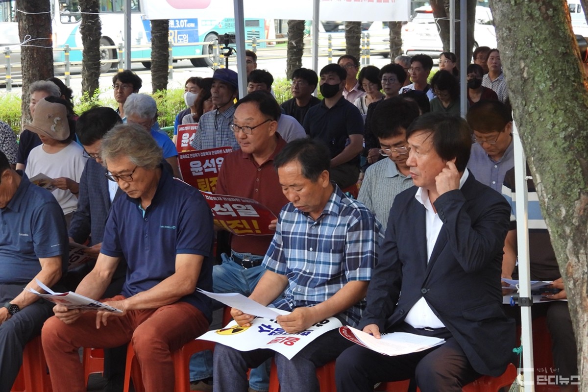 28일 열린 윤석열 퇴진 서부경남 시국 기도회에 참석한 사람들
