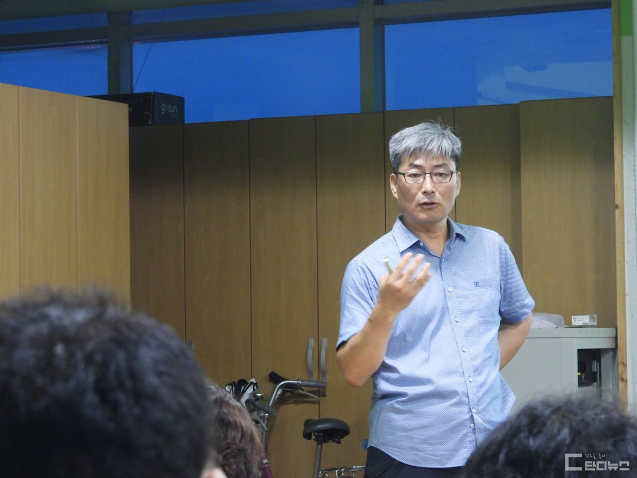 최예용 소장이 지난 12일 저녁 진주를 찾아 후쿠시마 오염수를 둔 강연을 진행하고 있다.