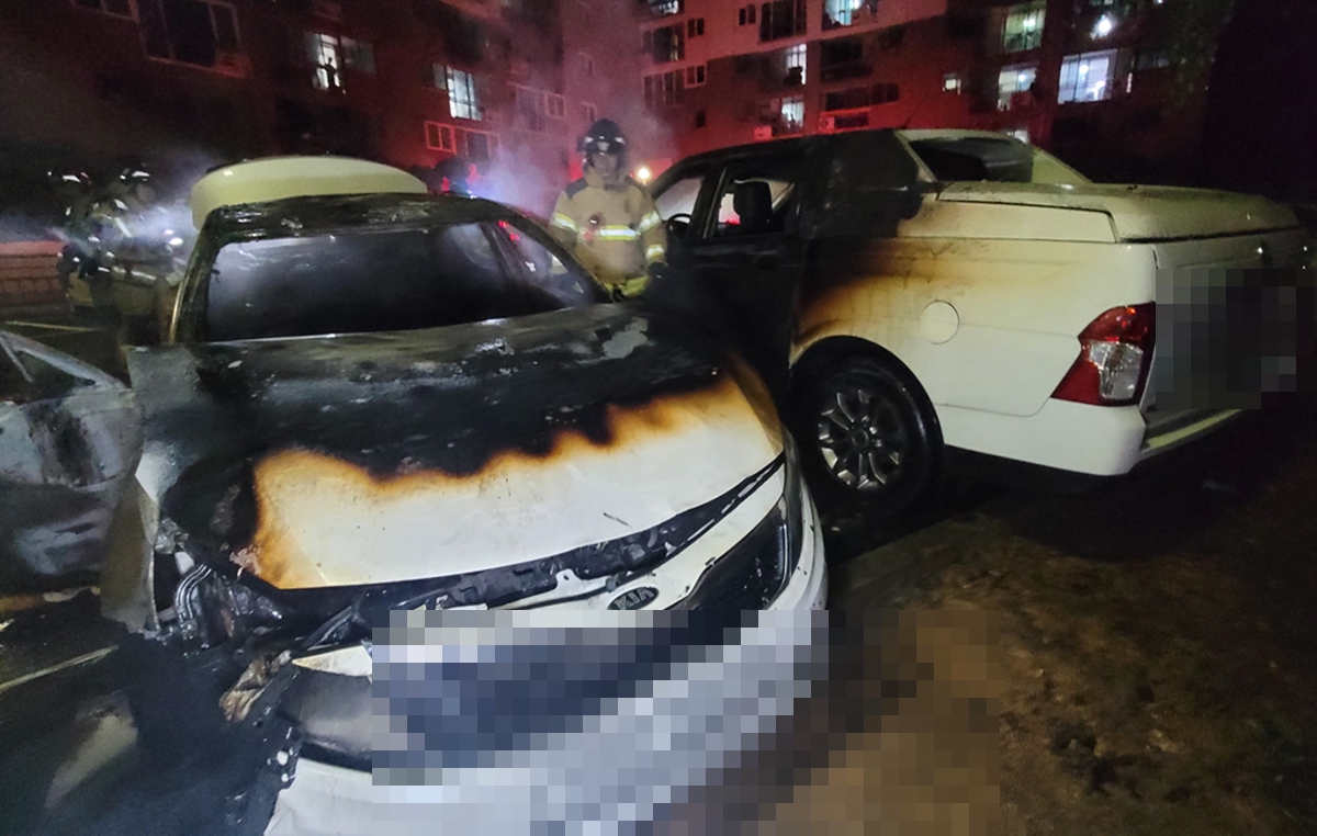 지난 25일 저녁 명석면 한 아파트에 주차돼 있던 차량이 화재로 불탔다. /사진=경남소방본부