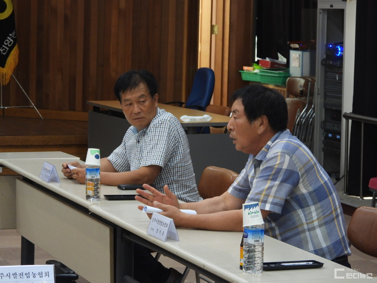 진주시 쌀전업농민회 관계자들이 벼 도열병의 심각성을 이야기하고 있다.