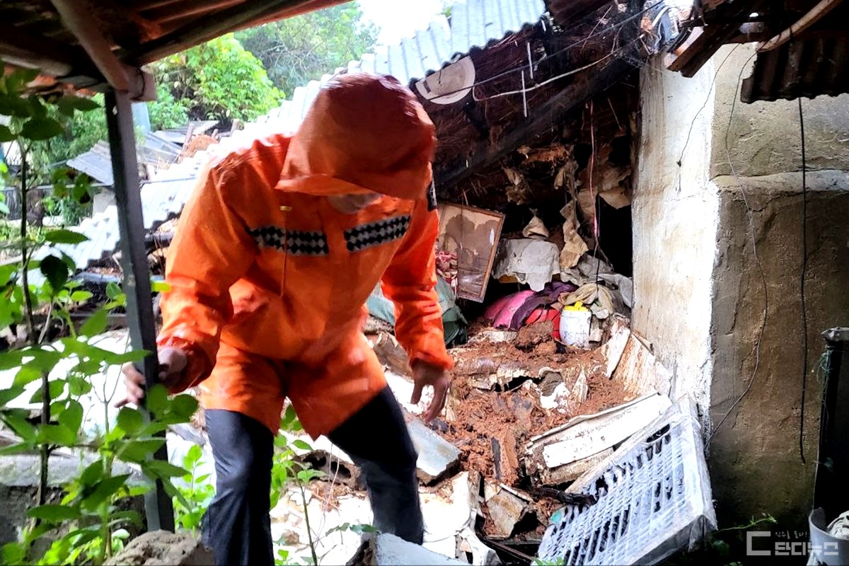 경남 함안군 칠원읍의 시골집이 무너졌다. /사진=경남소방본부