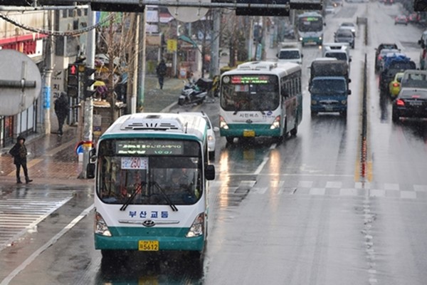 진주 시내버스가 빗길속을 달리고 있다 /사진=단디뉴스DB