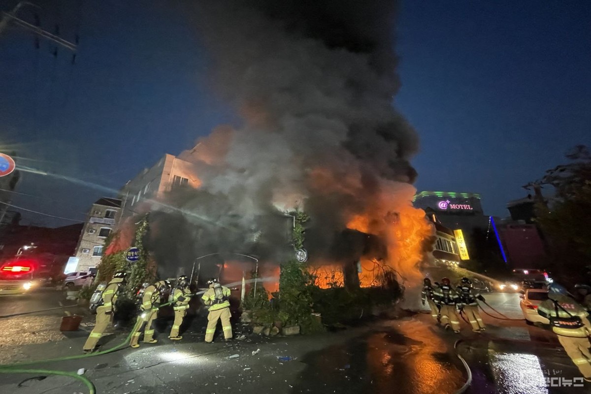 18일 오후 6시 44분쯤 화재가 발생한 양산시 북부동의 한 식당, 식당 내부에 쓰러져 있던 60대 여성을 우즈베키스탄 국적의 외국인이 구해냈다. /사진=경남소방본부