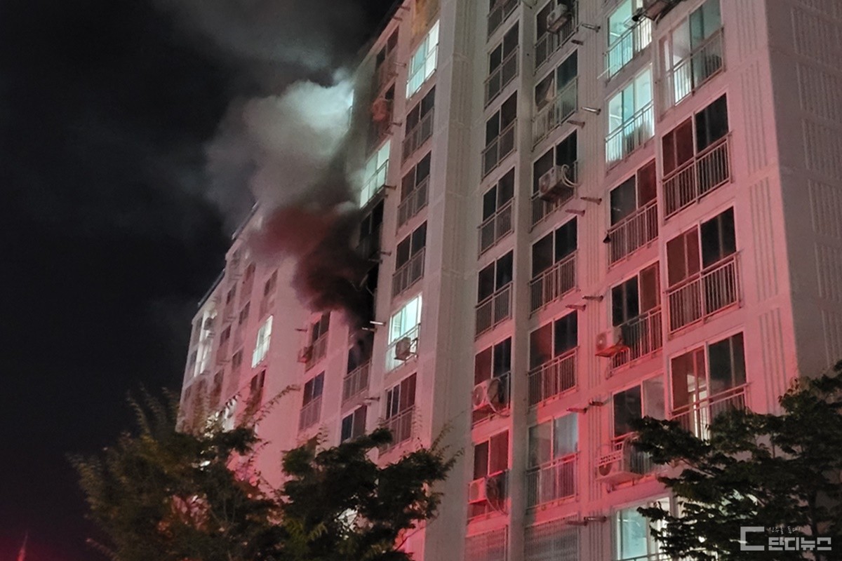 24일 밤 10시 3분쯤 가좌동의 한 아파트에 화재가 발생했다 /사진=경남소방본부
