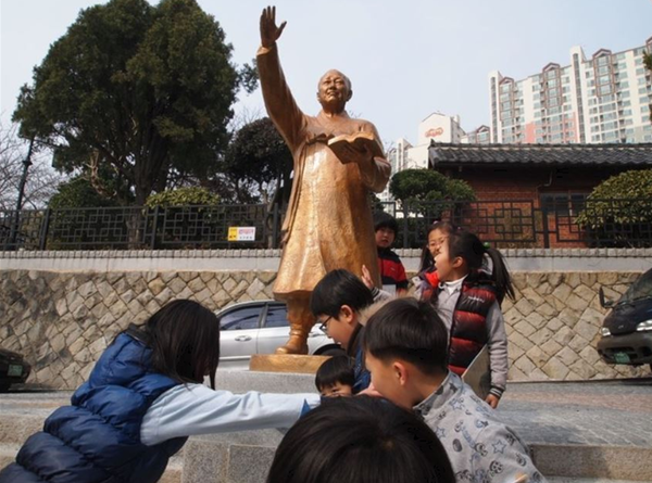 2011년 부산임시수도기념관 앞에 세웠던 이승만 대통령 동상