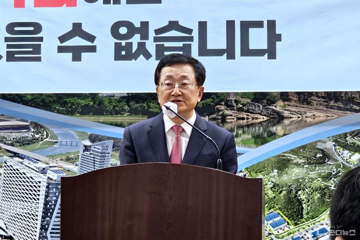 김재경 전 국회의원이 22대 총선 출마를 선언하고 있다.