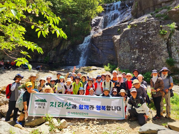 상사폭포를 배경으로 길동무들과 함께...