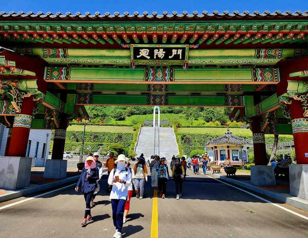 시작점 산청함양사건추모공원 정문인 회양문을 나서는 길동무들