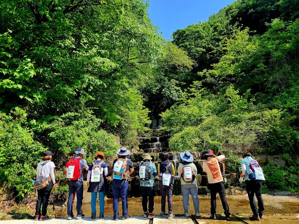 ‘지리산을 그대로’ 배낭 깃발이 달려 있어 더 아름다운 초록걸음 길동무들의 뒷모습