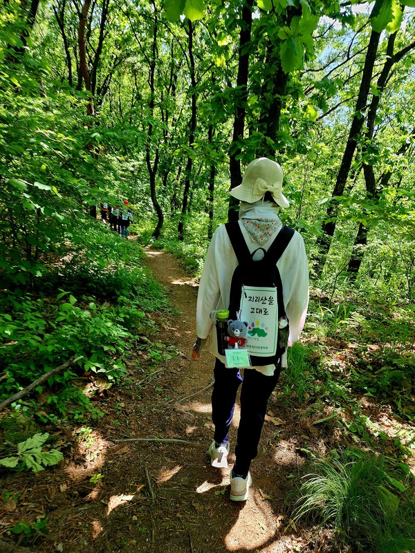 ‘지리산을 그대로’ 배낭 깃발이 달려 있어 더 아름다운 초록걸음 길동무들의 뒷모습