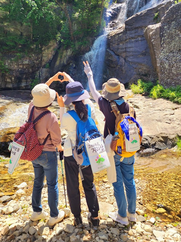 ‘지리산을 그대로’ 배낭 깃발이 달려 있어 더 아름다운 초록걸음 길동무들의 뒷모습