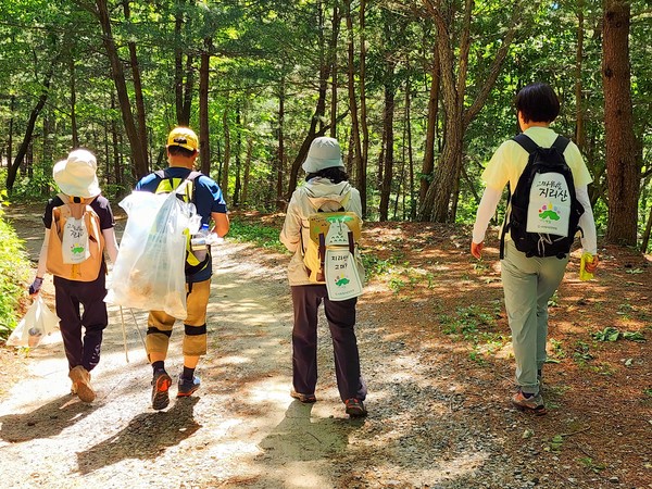둘레길을 걸으면서도 쓰레기 봉지를 매달고 환경정화 활동을 하는 길동무들