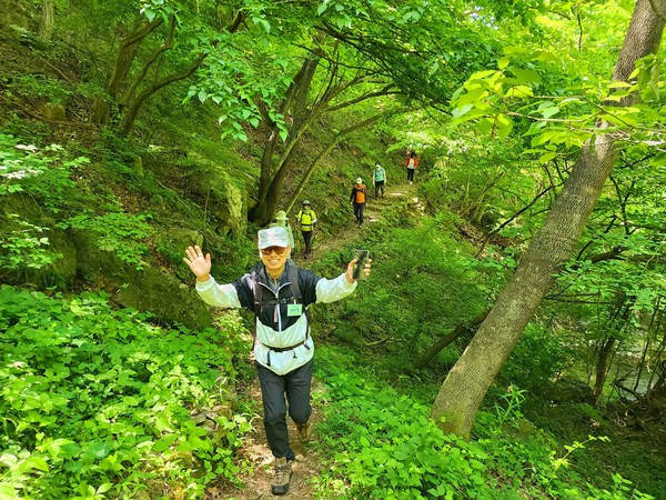 초록으로 물든 지리산을 걷는 길동무들의 혈액형은 초록형이라는...