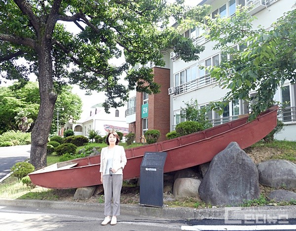 성심원으로 배경으로 산청의료사협 박인자 이사 @사진=조세인 기자