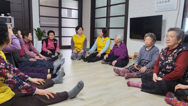 마을경로당에서 건강리더들의 활동(체조, 건강체크 등) @사진=산청의료사협