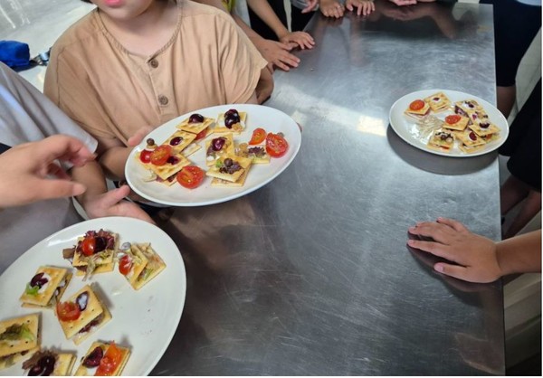 상추와 방울토마토로 만든 상추과자이다.