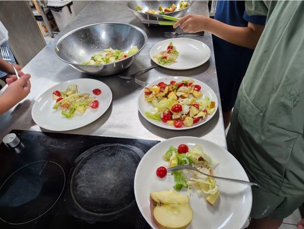 아삭고추와 방울토마토 그리고 양상추, 사과를 넣어 샐러드 만들기를 했다.